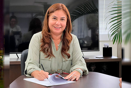 A presidente do TJAC, desembargadora Waldirene Cordeiro, assinando o Termo de Convênio entre o Tribunal de Justiça do Acre e o Governo do Acre.