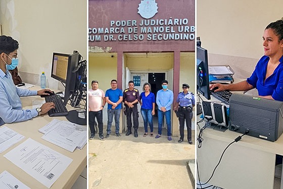 Servidores da Comarca de Manoel Urbano posam para foto na entrada do prédio.