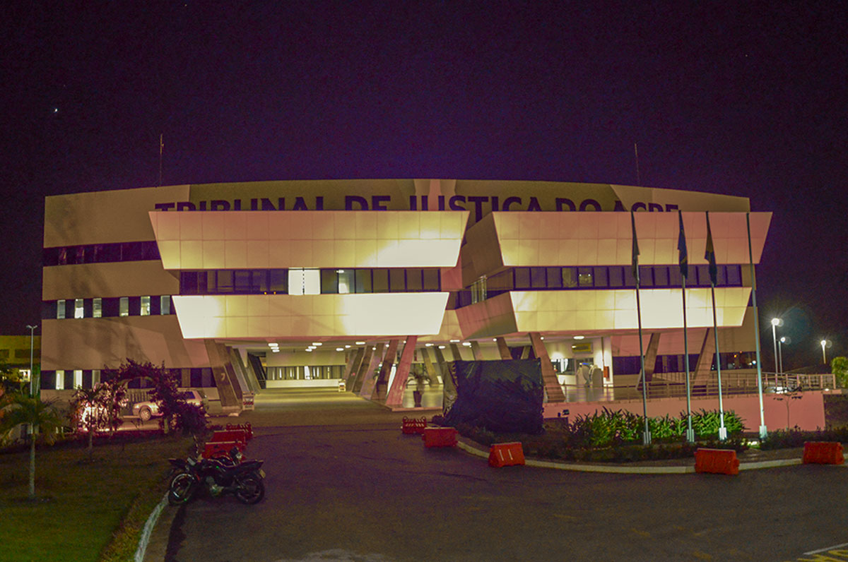 O prédio do Tribunal de Justiça do Acre(TJAC) aparece com uma iluminação alaranjada na sua fachada, em alusão a campanha nacional de prevenção ao câncer de pele.