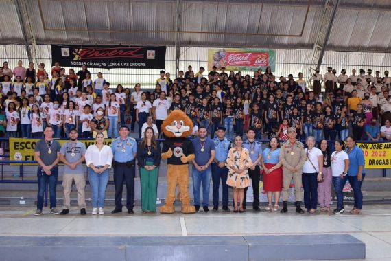 Na imagem, é possível ver as arquibancadas lotadas de alunos do Proerd.