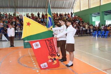 Alunos do colégio militar portando as bandeiras do Brasil, do Acre e do Proerd.