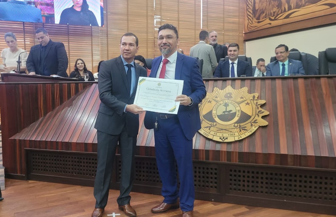 Foto do juiz Wagner Alcantara recebendo o título de Cidadão Acreano na Assembleia Legislativa do Acre