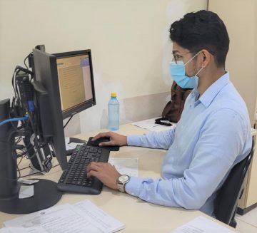 Servidor da Comarca de Manoel Urbano, à mesa, operando um dos novos computadores entregues à comarca.