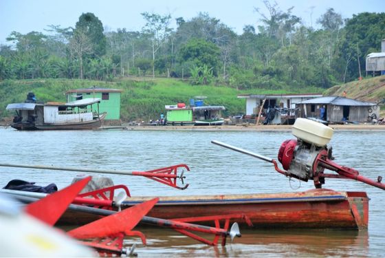 Fotografia de embarcações em um rio acreano