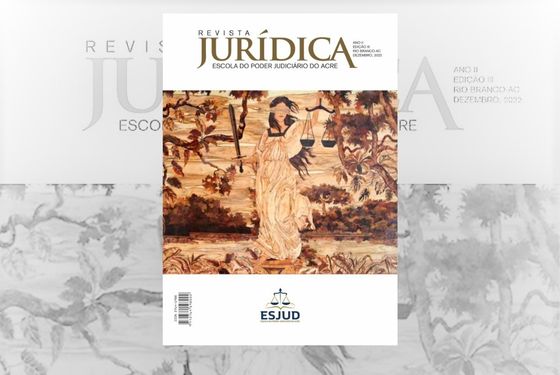 Arte mostrando a capa da Revista. Na capa é utilizada a foto da deusa da Justiça a frente segurando a espada na mão esquerda e a balança na mão direita. A mulher está na frente de galhos de árvores e um rio. A imagem é toda em tons marrons, pois ser a foto de uma marchetaria.