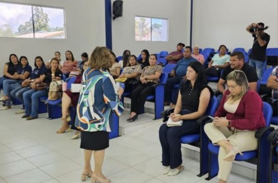 Na imagem aparece a plateia ouvindo o discurso da decana.