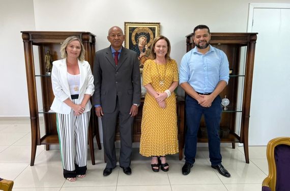 Na foto tem quatro pessoas, a presidente de vestido amarelo e bolinhas brancas, o desembargador Samoel de terno grafite, a diretora de comunicação do TJ de branco e diretor da Fundação Aldeia de Comunicação, Lucenildo Lima, de social e blusa azul.