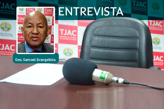 Foto principal o microfone em cima da mesa do estúdio de rádio do TJ. Ao lado, um foto menor do rosto do desembargador Samoel Evangelista, o entrevistado.