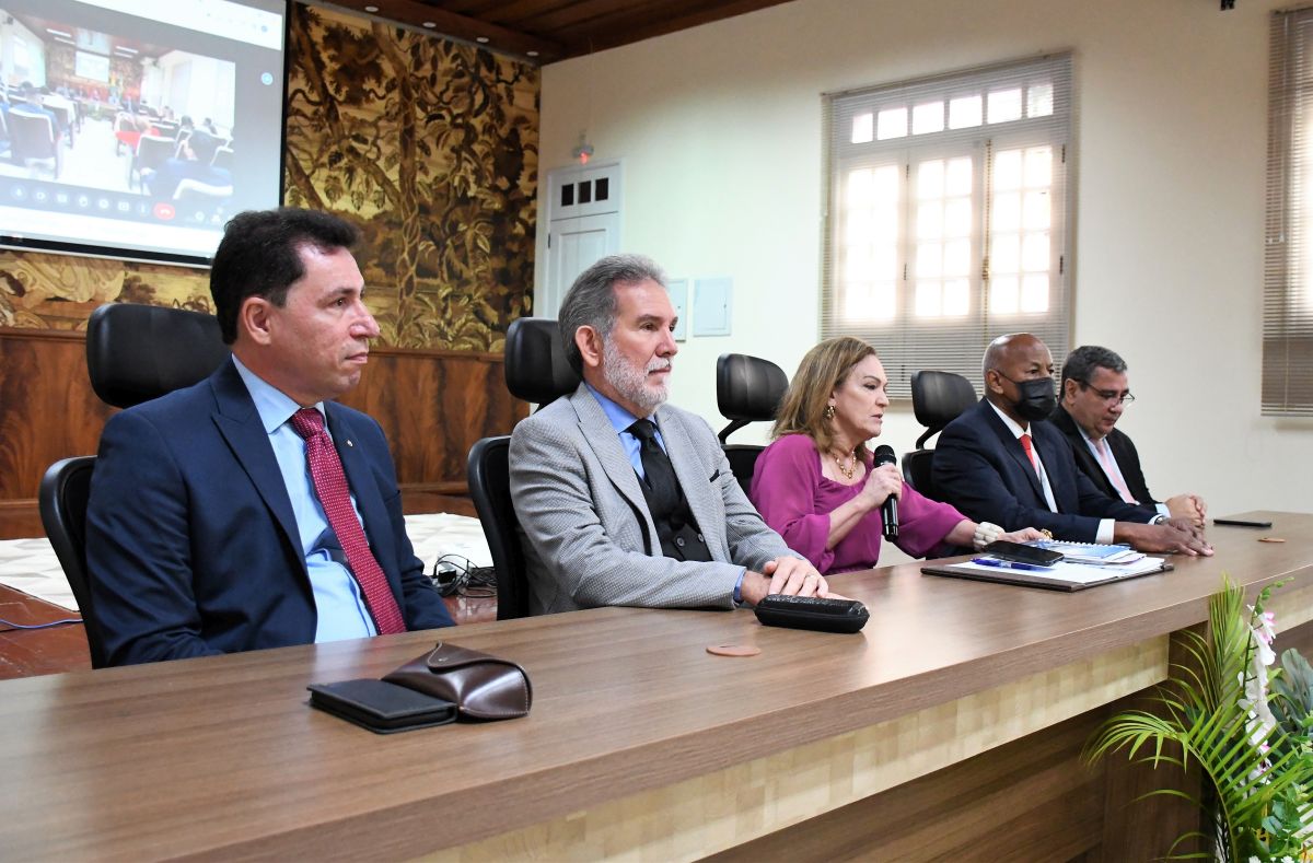 Foto da bancada com os desembargadores, entre eles a presidente do TJAC, Regina Ferrari.