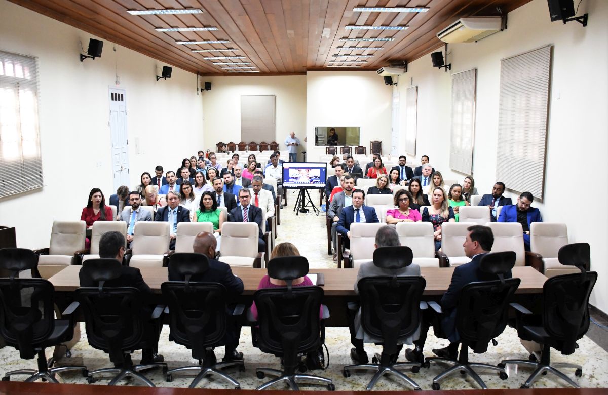 Na imagem uma visão panorâmica do auditório, numa perspectiva dos desembargadores da bancada mostrando a plateia de frente.