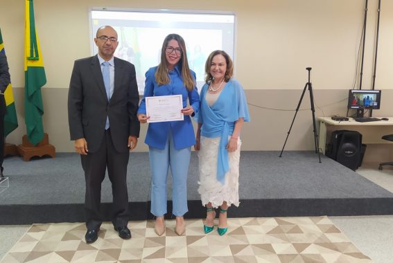 Fotografia da juiza substituta Rosinele Santana recebendo certificado de conclusão da formação inicial ofertada pela Esjud