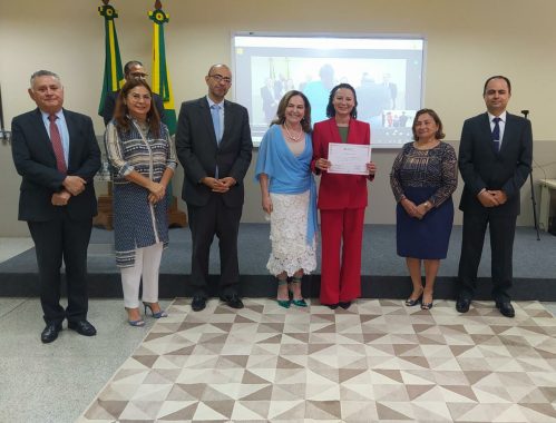 Fotografia da juiza substituta recebendo certificado de conclusão da formação inicial ofertada pela Esjud