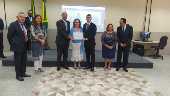 Fotografia do juiz substituto recebendo certificado de conclusão da formação inicial ofertada pela Esjud