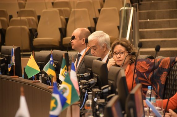 Fotografia da desembargadora Denise Bonfim na bancada do evento: 13º Fórum Nacional de Mediação e Conciliação