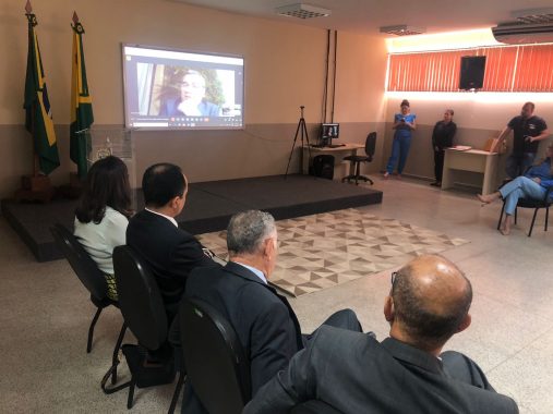 Fotografia do desembargador Elcio Mendes discursando por videoconferencia no encerramento de curso da Esjud