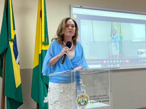 Fotografia da desembargadora-presidente falando ao microfone no encerramento do curso da ESJUD