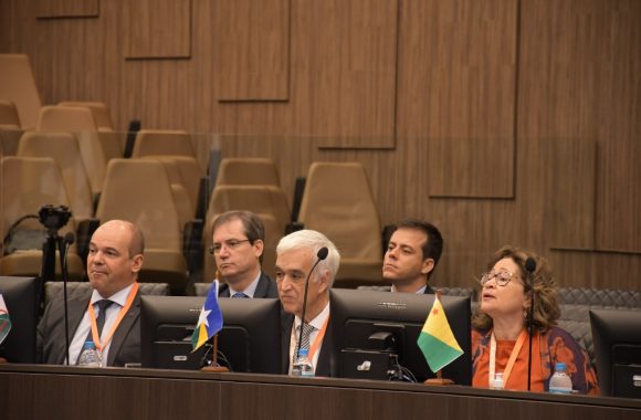 Fotografia da desembargadora Denise Bonfim na bancada do evento: 13º Fórum Nacional de Mediação e Conciliação