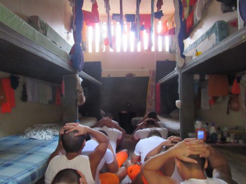 Fotografia de uma cela superlotada do Complexo Penitenciário Francisco d'Oliveira Conde