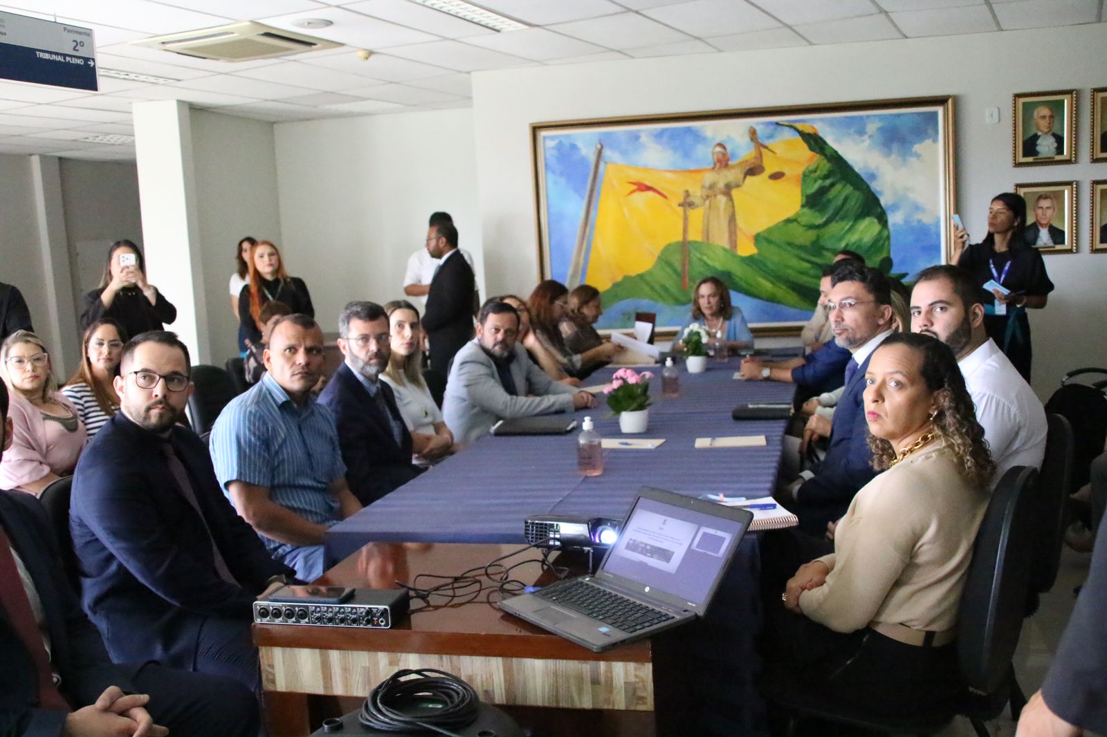 Fotografia da reunião do Comitê Interinstitucional de Enfrentamento à Violência nas Escolas 