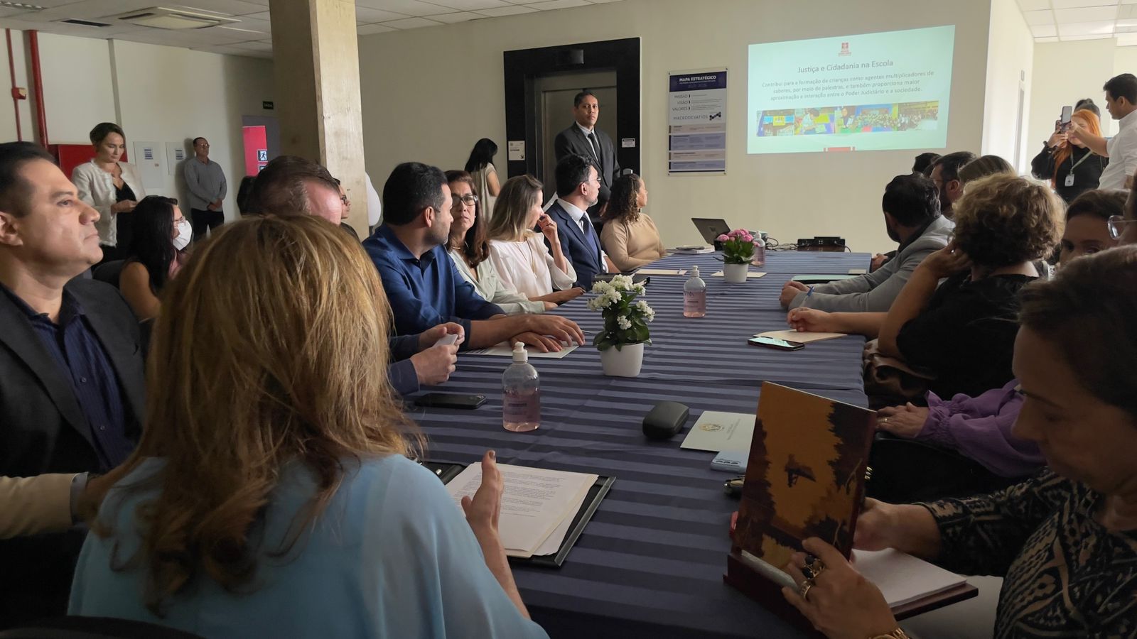 Representante apresentando dados sobre as escolas durante a reunião do Comitê Interinstitucional de Enfrentamento à Violência nas Escolas 