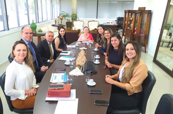 Presidencia do TJAC e equipes do Tribunal de Procon, posam para foto