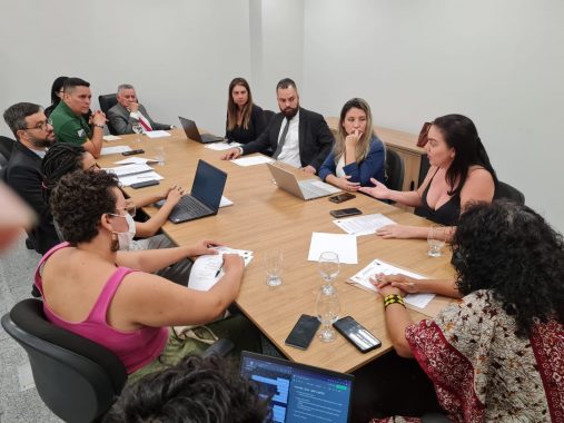 Fotografia da reunião do GMF sobre o projeto Escrevivência 