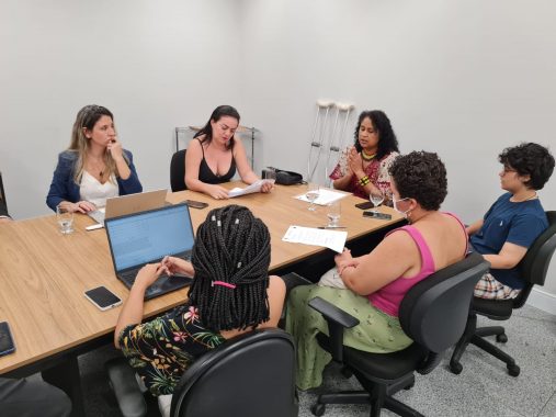 Fotografia da reunião do GMF sobre o projeto Escrevivência 