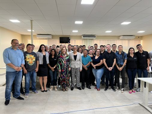 Fotografia da visita da presidente do TJAC, Regina Ferrari, ao prédio da TJAC. Na foto toda a equipe está posando ao ao lado da presidente