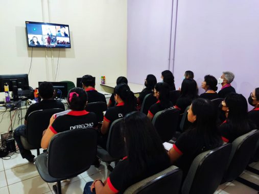 Foto dos alunos da Universidad Amazónica de Pando (UAP) assistindo a uma audiência criminal 