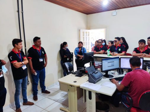 Foto dos alunos da Universidad Amazónica de Pando (UAP) visitando salas da Comarca de Epitaciolândia 