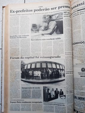 Foto do livro de arquivo do Jornal A Gazeta com a página da notícia referente à reinauguração do Fórum Barão de Rio Branco em 1971