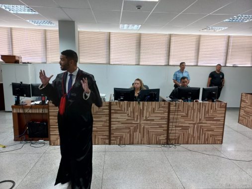 Foto da defesa falando aos jurados no Tribunal do Júri do processo relacionado ao tiroteio na Cidade do Povo