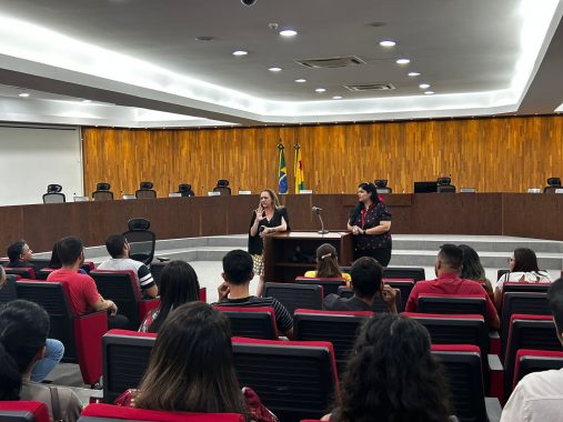 Foto dos alunos de Direito da Unama no auditório do Tribunal Pleno durante a visita técnica