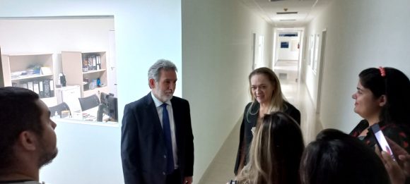 Foto da juiza-auxiliar Zenice Cardozo e do vice-presidente Luís Camolez conversando com os acadêmicos de Direito no corredor do tribunal