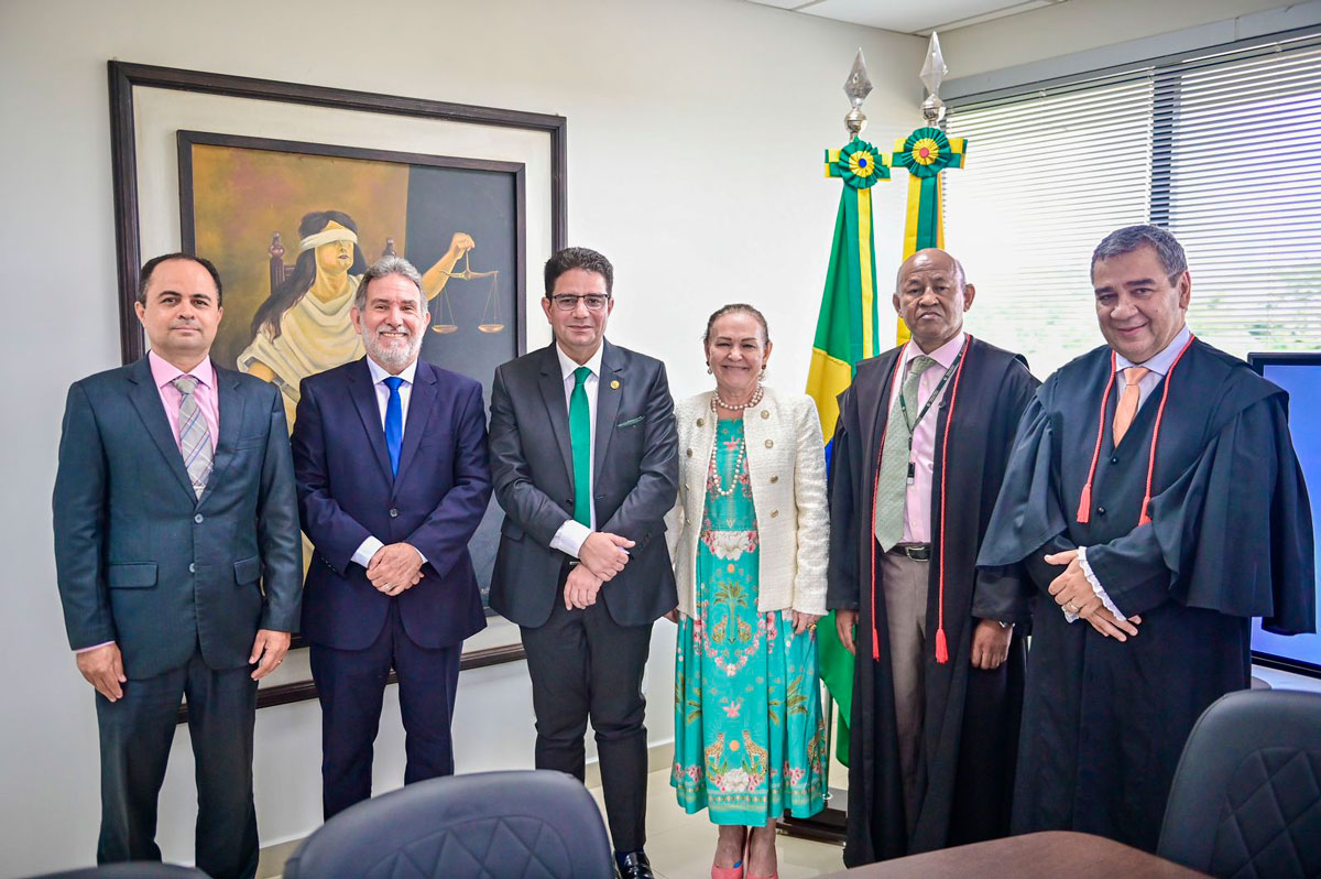 A esquerda está o desembargador Junior Alberto, ao seu lado o desembargador Luís Camolez, então o governador Gladson Cameli, a desembargadora Regina Ferrari, o desembargador Samoel Evangelista e desembargador Élcio Mendes