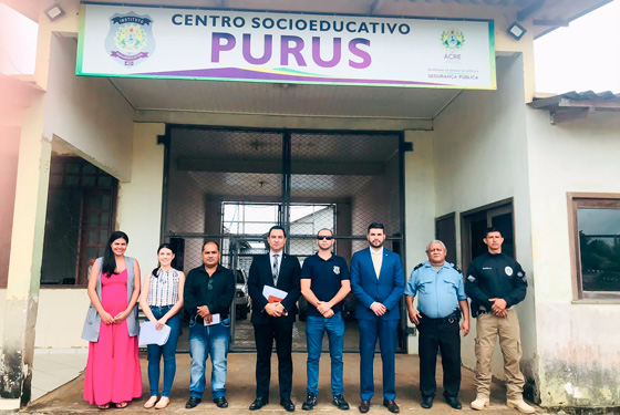 Eder Viegas e Caíque Cirano, juízes substitutos, enfileirados posam para foto em frente ao prédio do Centro Socioeducativo do Purus