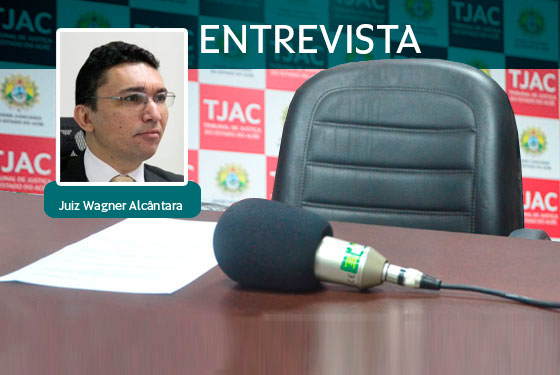 A imagem do estúdio de gravação da rádio com uma pequena foto no canto superior esquerdo do entrevistado, o juiz Wagner Alcântara.