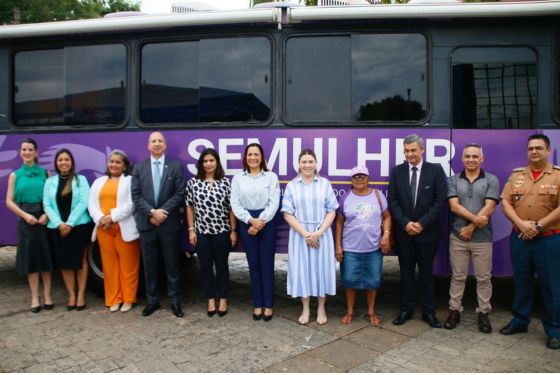 A juíza de Direito, Shirlei Hage, Regiane Verçoza, a vice-governadora do Acre, Mailza Assis, Danilo Lovisaro, Márdhia El-Shawwa, além de outros servidores posando em frente ao ônibus para foto.