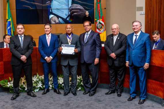 Foto do desembargador Samoel recebendo medalha no 91° Encoge