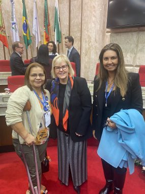 A esquerda está a gerente Ana Cunha, no centro a ministra Rosa Weber e a juíza Andrea Brito à direita na plenária do tribunal do Rio Grande do Sul no III Encontro Nacional de Memória do Poder Judiciário
