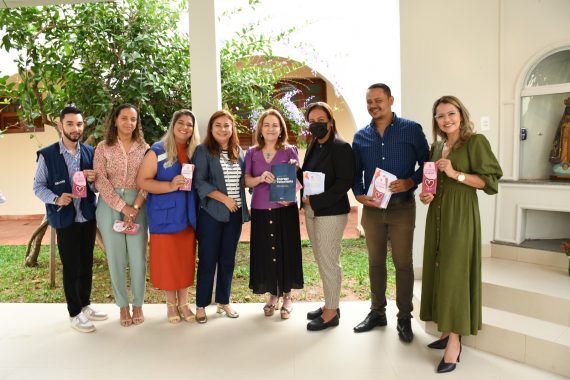 A desembargadora Regina Ferrari, presidente do Tribunal de Justiça (TJAC) e a desembargadora Waldirene Cordeiro posam ao lado dos demais presentes para as fotos.