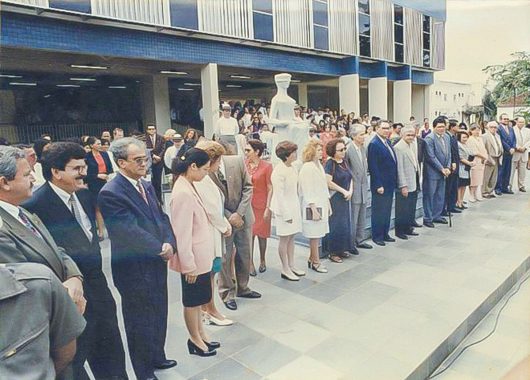 Foto da na reinauguração do Fórum Barão de Rio Branco mostrando que o evento foi prestigiado por muitas pessoas