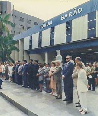 Foto de uma fila de autoridades a frente da estátua da deusa Themis na reinauguração do Fórum Barão de Rio Branco