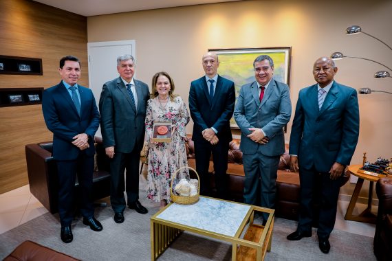 Foto de parte da comitiva acreana no gabinete do presidente do TJRO