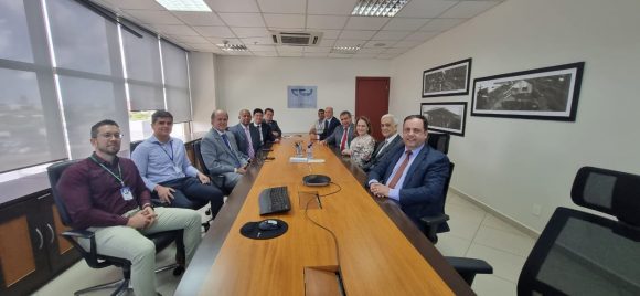 Foto de uma mesa de reunião com membros do TJRO e TJAC