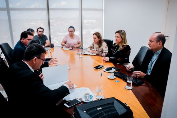 Foto de reunião no TJRO com os membros da comitiva do TJAC