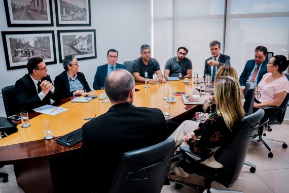 Foto de reunião no TJRO com os membros da comitiva do TJAC