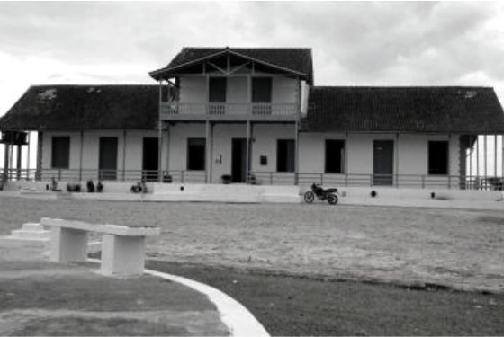 Foto antiga, em preto e branco, do Centro Cultural do Juruá, também conhecido como Antigo Fórum e Museu da Justiça, é o prédio público mais antigo do Acre