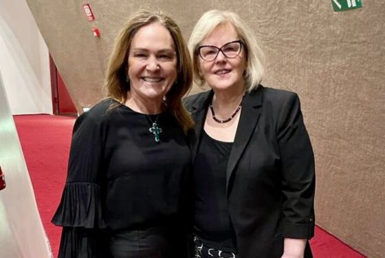 A desembargadora-presidente do TJAC, Regina Ferrari e a ministra do STF, Rosa Weber, posam sorrindo para foto.