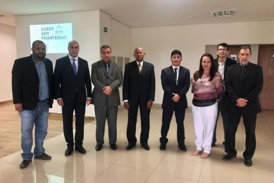 Desembargadores, magistrados e serventuários do TJAC posam para foto.